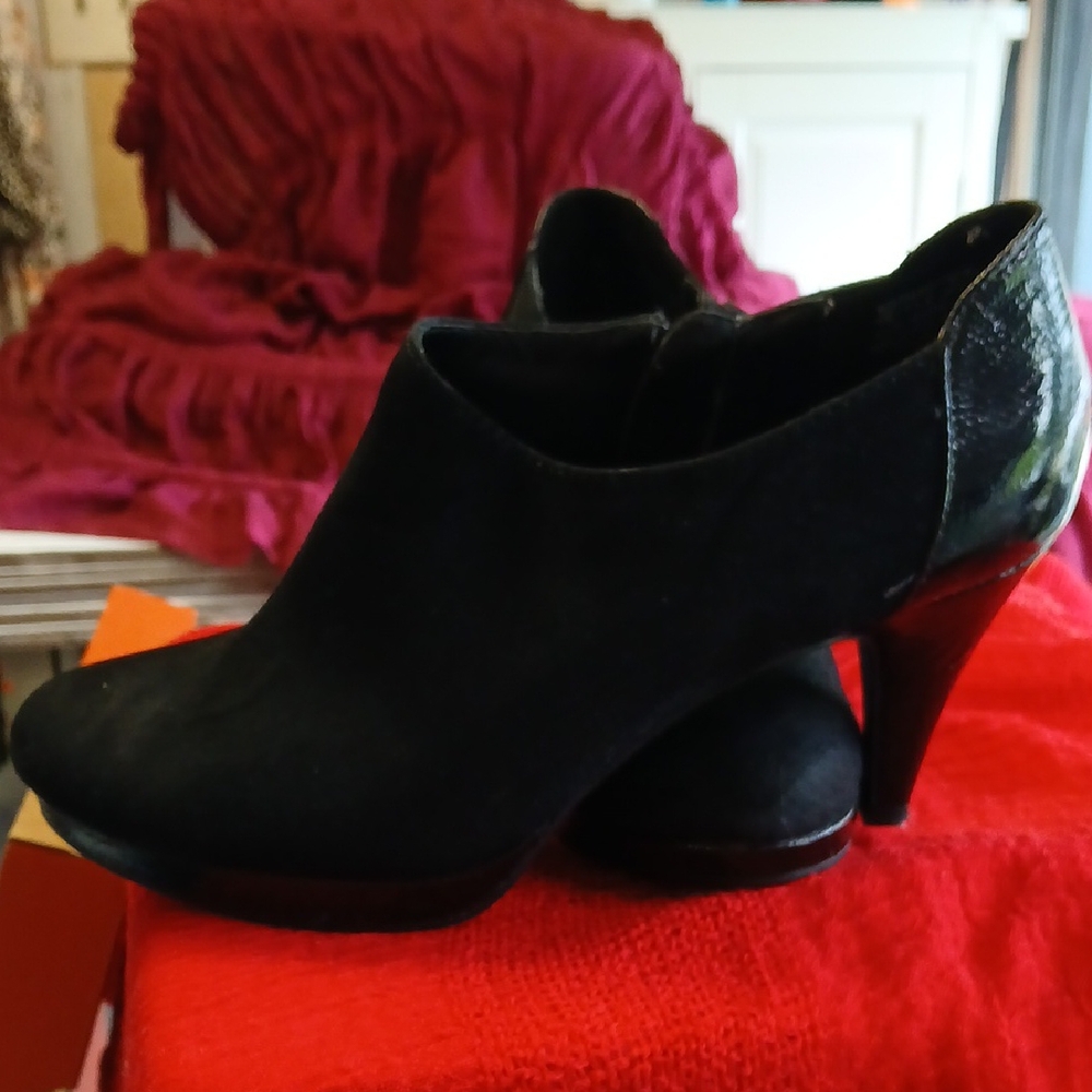 #17~~Bandolino Black and Red Ankle Boots
